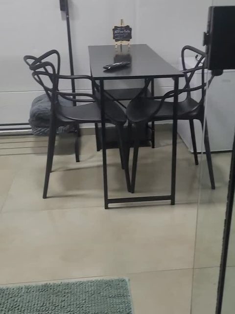Mesa com cadeiras numa das suítes dos containers.